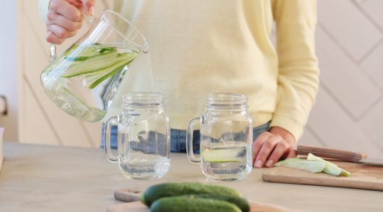 Hidratarea optimă: fructele și legumele zemoase versus apa