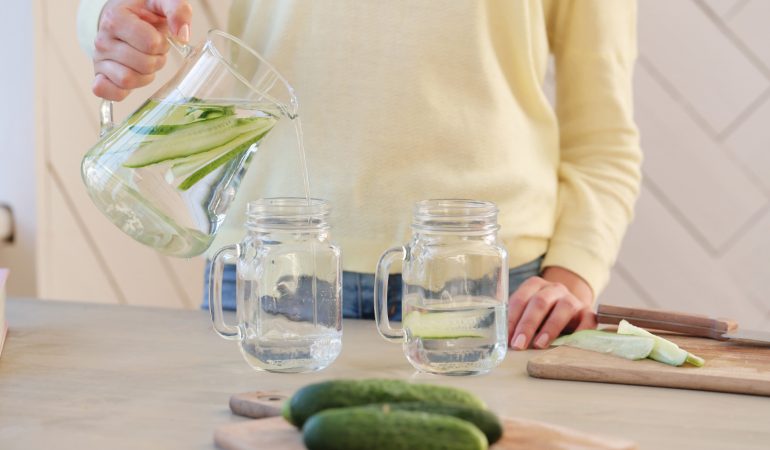 Hidratarea optimă: fructele și legumele zemoase versus apa