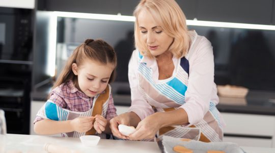 Cum să îți înveți copilul să gătească