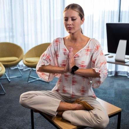 Tehnici de meditație pentru relaxare și claritate mentală
